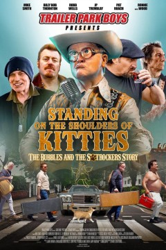 站在小猫的肩上